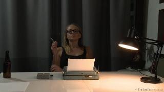 Alexis Brill - На письменном столе