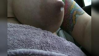Татуированная леди с молочной грудью.