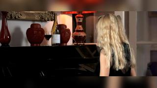 Sasha Blonde с бутылкой вина