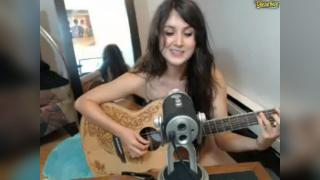 Голая красотка с гитарой красивый голос (2)